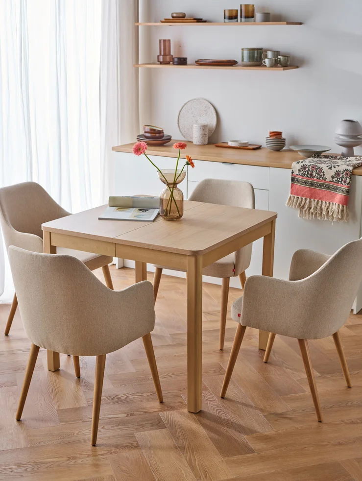 Jasne meble w salonie – stół z eleganckimi krzesłami